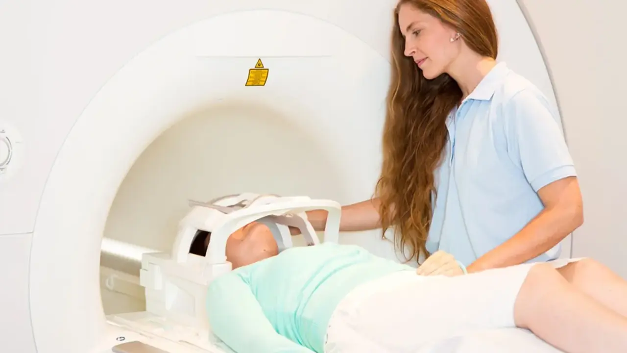 Pacjentka leży w rezonansie magnetycznym. Czy tomografia bez kontrastu wykryje guza? Lekarka nadzoruje badanie.