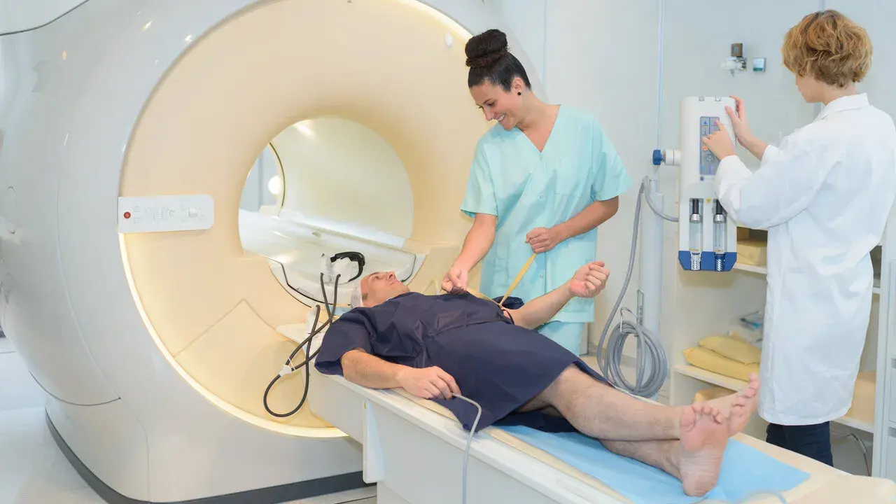Pacjent na stole do rezonansu magnetycznego, przygotowywany przez pielęgniarki. Szybkie wyniki badań to klucz do diagnozy.