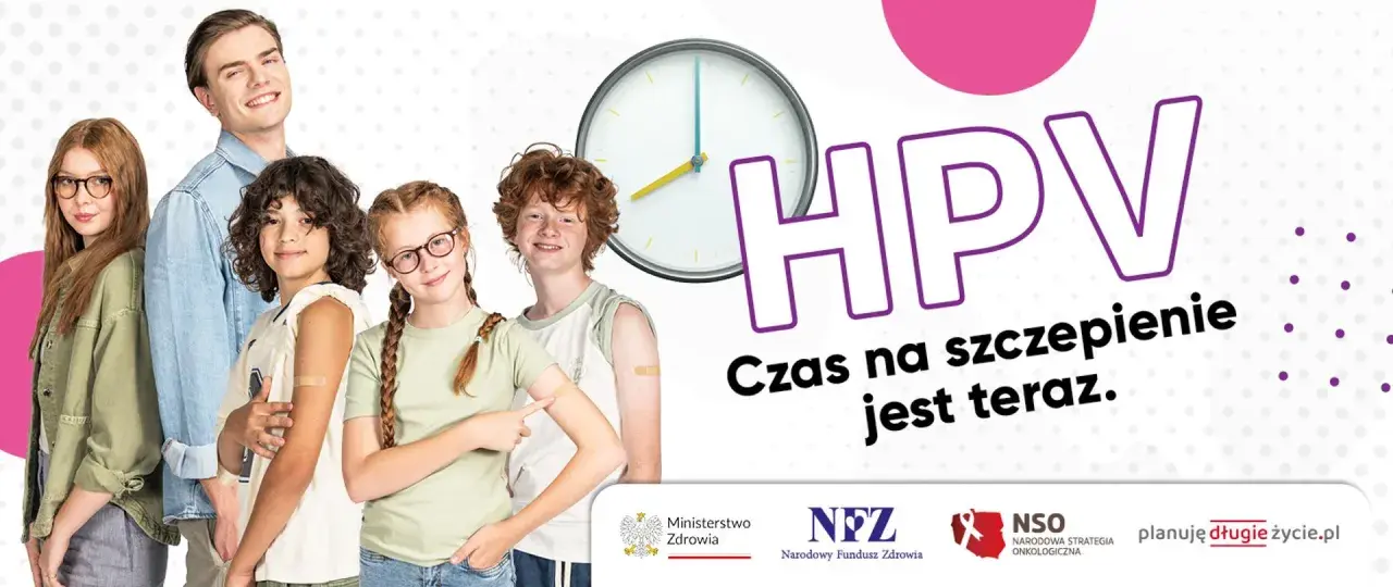 Grupa młodych ludzi z plastrami po szczepieniu. Hasło "Czas na szczepienie jest teraz" i logo HPV. To ważny krok w profilaktyce, jak szczepienie HPV ICD-10.
