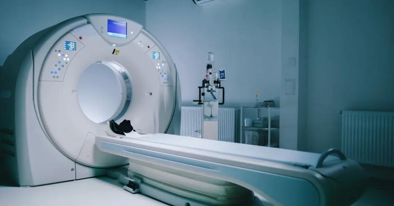 Nowoczesny rezonans magnetyczny. Podwyższony sygnał w rezonansie magnetycznym może oznaczać różne rzeczy, np. obecność kontrastu lub zmianę tkanki.