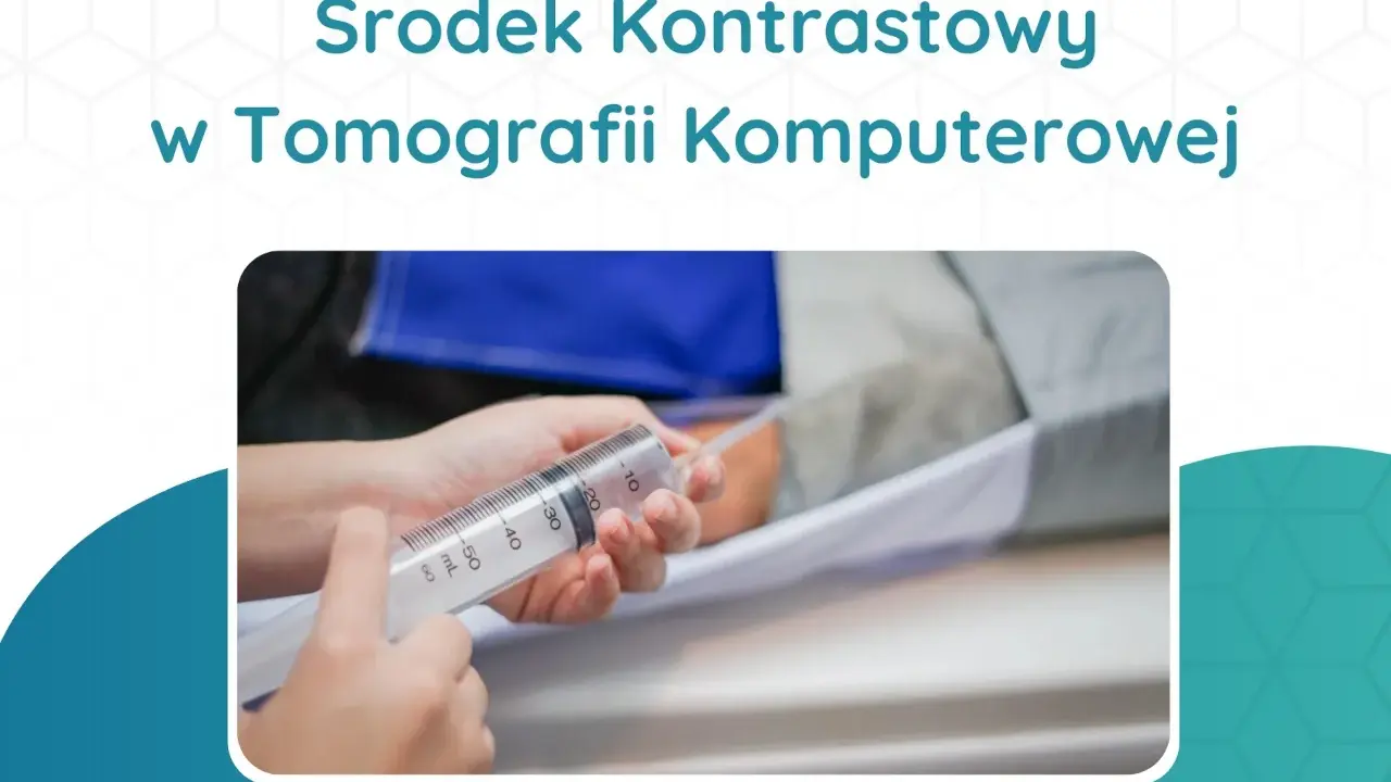 Ręka trzyma strzykawkę z kontrastem, przygotowując się do podania go pacjentowi. To pokazuje, co oznacza wzmocnienie kontrastowe w tomografii komputerowej.