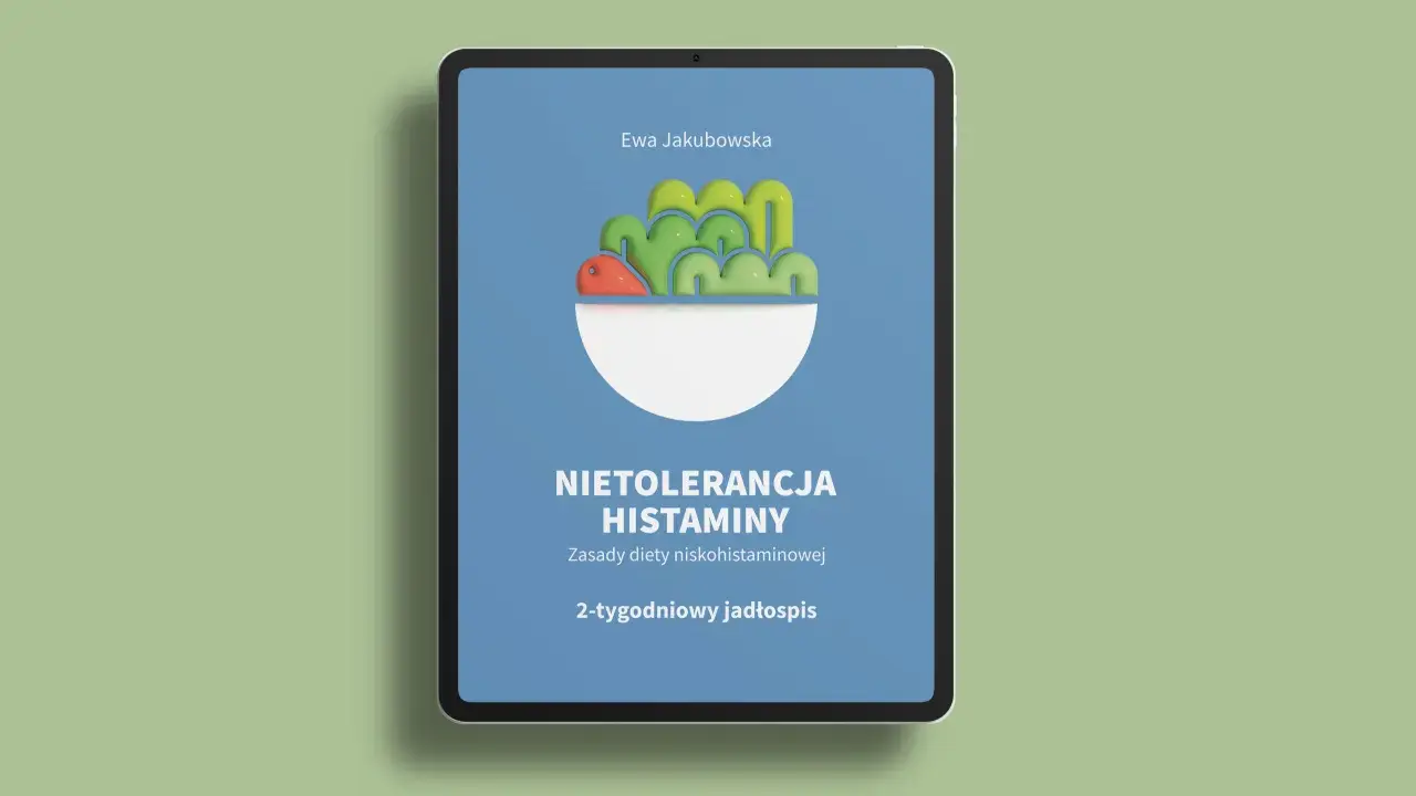 Na ekranie tabletu widnieje okładka książki "Nietolerancja histaminy. Zasady diety niskohistaminowej. 2-tygodniowy jadłospis" Ewy Jakubowskiej, prezentująca stylizowaną miskę z warzywami.