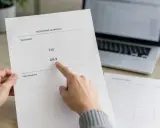 Dłoń wskazuje na dokument z kodami ICD-10, sugerującymi diagnozę zaburzeń psychicznych.