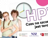 Grupa młodych ludzi z plastrami po szczepieniu. Hasło "Czas na szczepienie jest teraz" i logo HPV. To ważny krok w profilaktyce, jak szczepienie HPV ICD-10.