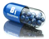 Duża, niebieska kapsułka z napisem "B1 Thiamine" wypełniona mniejszymi, niebieskimi kulkami z tym samym napisem. To jakby wizualizacja działania benfogamma forte.