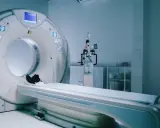 Nowoczesny rezonans magnetyczny. Podwyższony sygnał w rezonansie magnetycznym może oznaczać różne rzeczy, np. obecność kontrastu lub zmianę tkanki.
