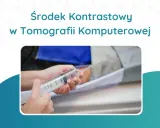 Ręka trzyma strzykawkę z kontrastem, przygotowując się do podania go pacjentowi. To pokazuje, co oznacza wzmocnienie kontrastowe w tomografii komputerowej.