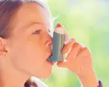 Dziewczynka używa inhalatora Duexon Pro, by swobodnie oddychać.