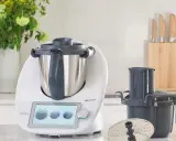 Nowoczesny robot kuchenny Vorwerk z akcesoriami. Szukasz **telmizek zamienniki**? Ten sprzęt ułatwi Ci gotowanie.