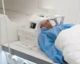 Pacjent leży w aparacie do rezonansu magnetycznego. Badanie, takie jak rezonans magnetyczny barku, trwa zazwyczaj od 30 do 60 minut.
