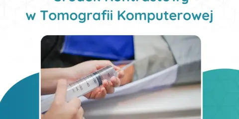 Ręka trzyma strzykawkę z kontrastem, przygotowując się do podania go pacjentowi. To pokazuje, co oznacza wzmocnienie kontrastowe w tomografii komputerowej.