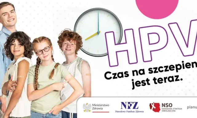 Grupa młodych ludzi z plastrami po szczepieniu. Hasło "Czas na szczepienie jest teraz" i logo HPV. To ważny krok w profilaktyce, jak szczepienie HPV ICD-10.