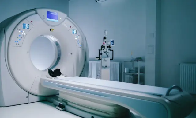 Nowoczesny rezonans magnetyczny. Podwyższony sygnał w rezonansie magnetycznym może oznaczać różne rzeczy, np. obecność kontrastu lub zmianę tkanki.