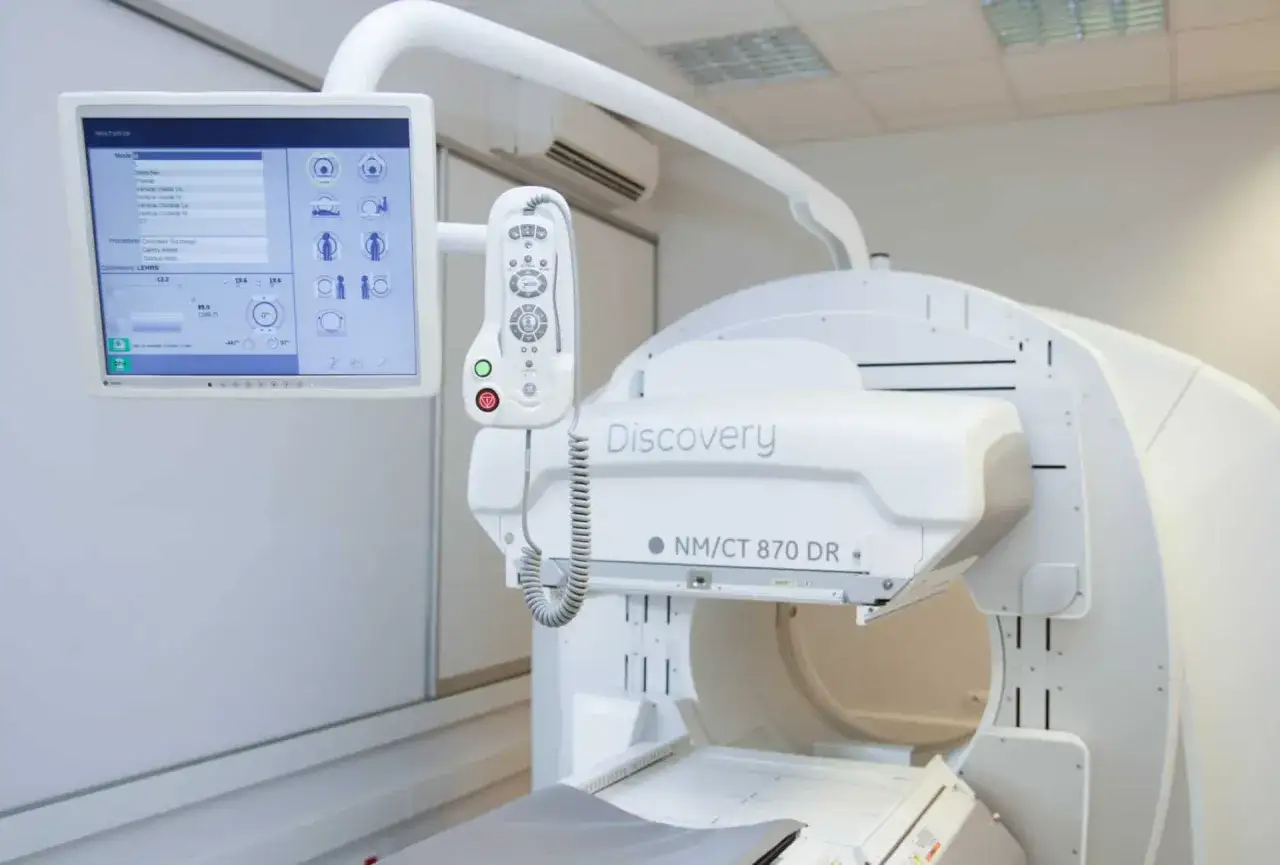 Nowoczesny aparat NM/CT 870 DR, wykorzystywany do badań takich jak scyntygrafia kości, gotowy do pracy.