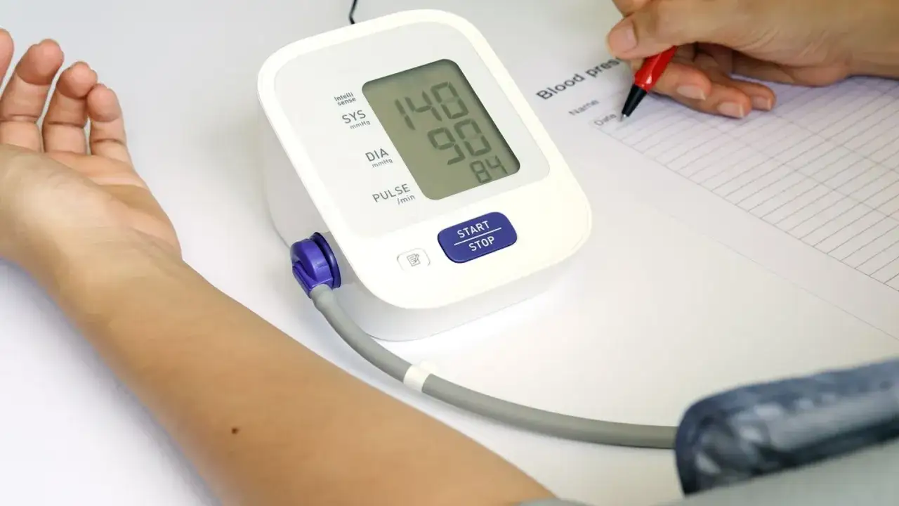 Pomiar ciśnienia po jedzeniu: 140/90, puls 84. Zapis wynik&oacute;w na karcie pacjenta.