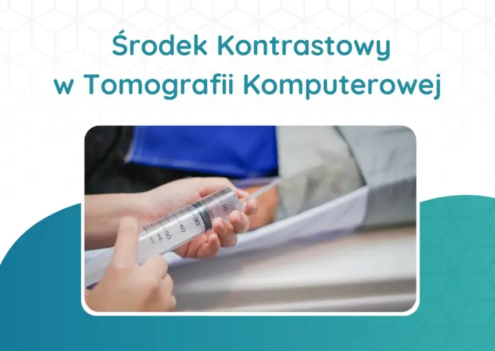 Ręka trzyma strzykawkę z kontrastem, przygotowując się do podania go pacjentowi. To pokazuje, co oznacza wzmocnienie kontrastowe w tomografii komputerowej.