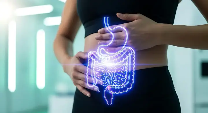 Kobieta trzyma się za brzuch, na którym widnieje neonowy zarys układu pokarmowego. Może to symbolizować problemy z jelitami, np. uchyłki esicy icd 10.